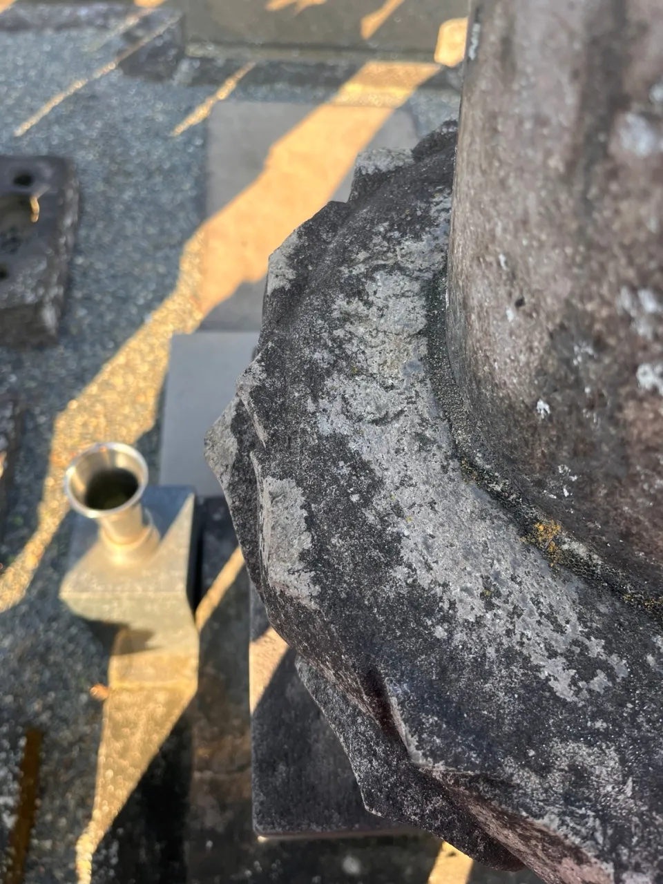 台座・蓮の彫刻部分・施工前