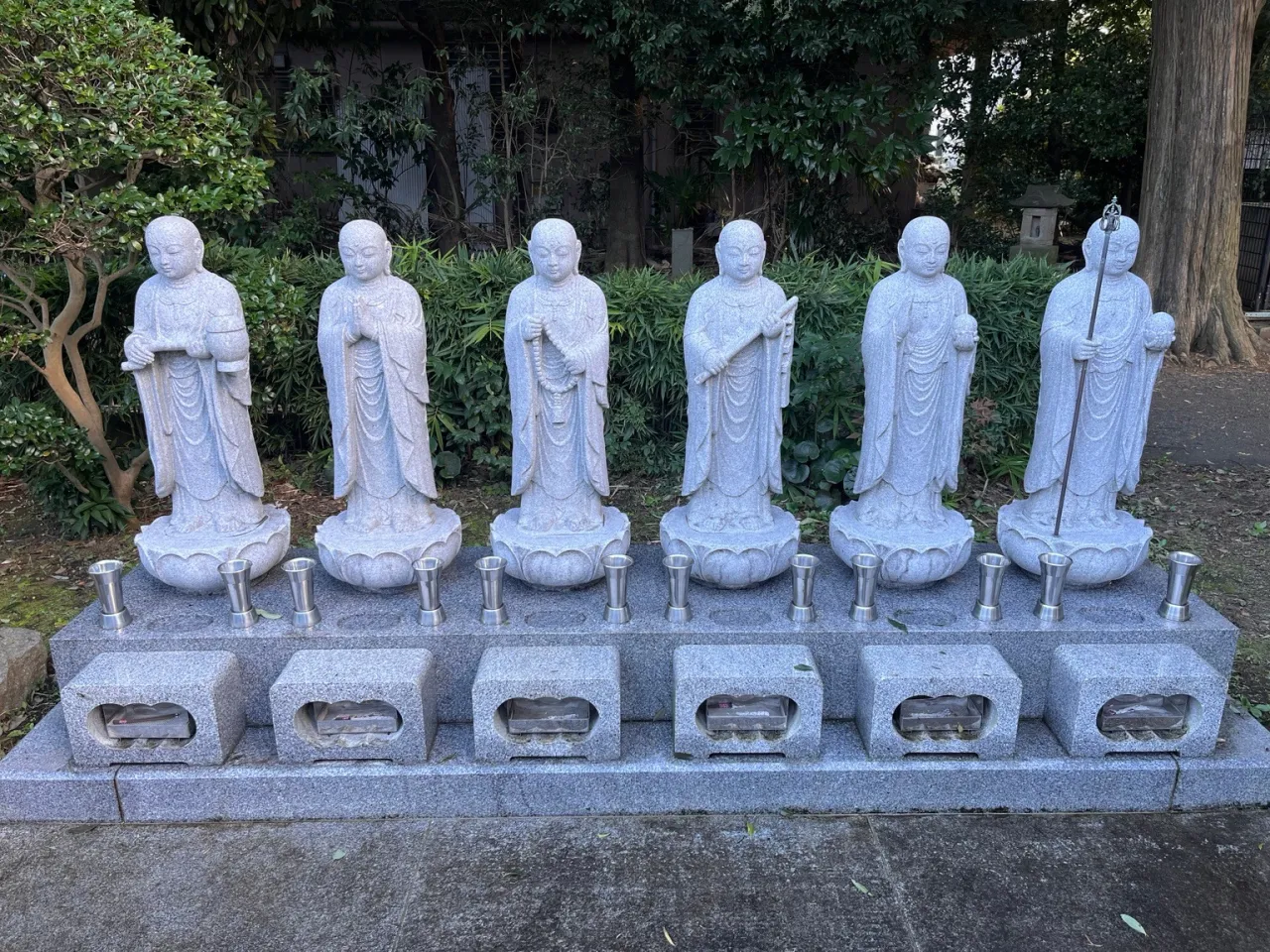 宝寿院の六地蔵をクリーニング！一体ずつ丁寧に手洗いしました